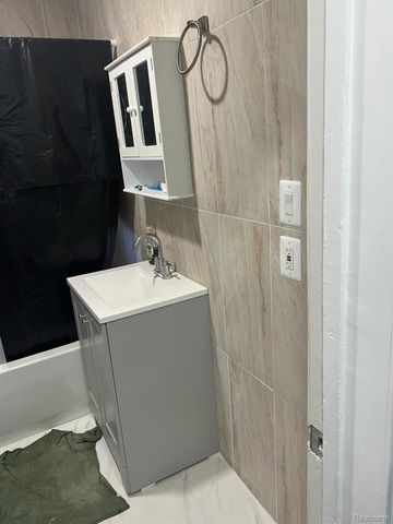 13500 Fenelon Street, Detroit, MI 48212