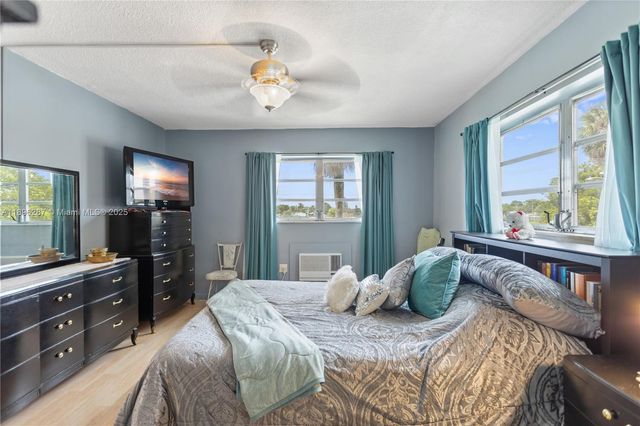 17001 NE 13th Ave 214, Miami, FL 33162