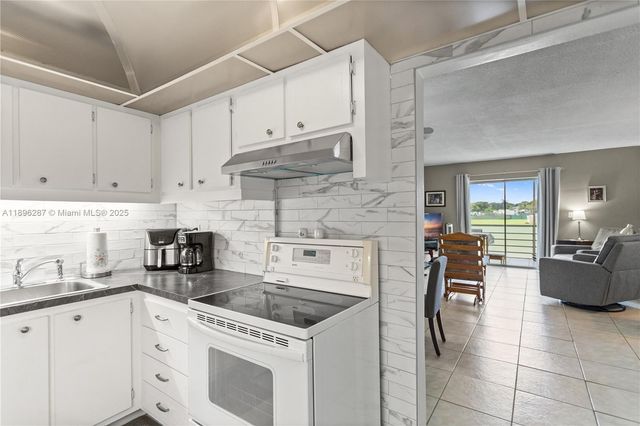 17001 NE 13th Ave 214, Miami, FL 33162