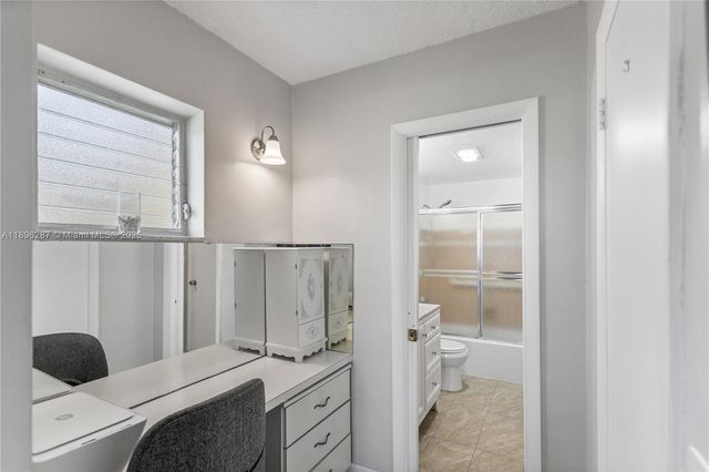 17001 NE 13th Ave 214, Miami, FL 33162