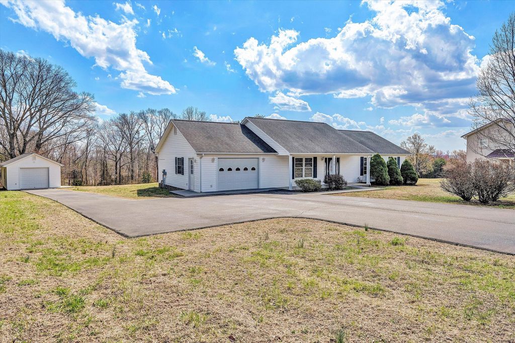 75 Evergreen RD, Wirtz, VA 24184