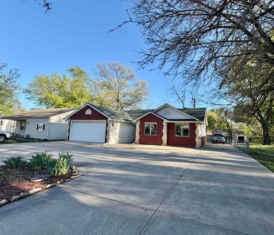 207 Miller Ave, Mulvane, KS 67110