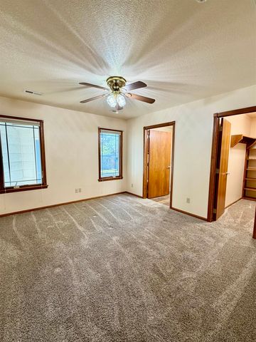 207 Miller Ave, Mulvane, KS 67110