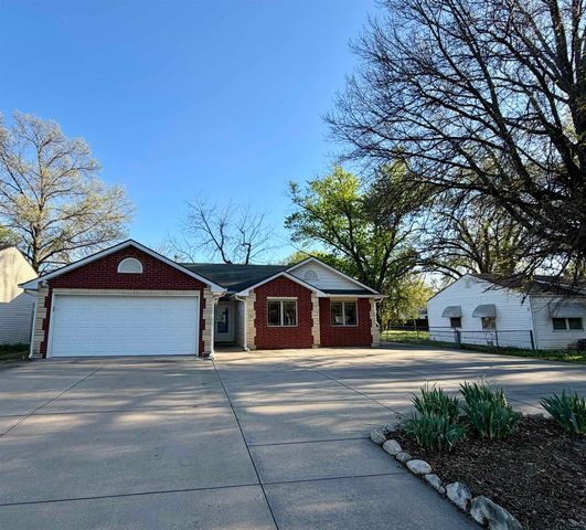 207 Miller Ave, Mulvane, KS 67110