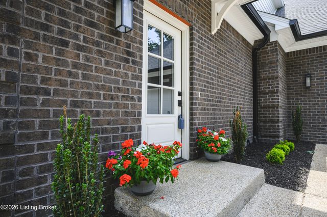 1100 Silvercrest Ln, Louisville, KY 40223