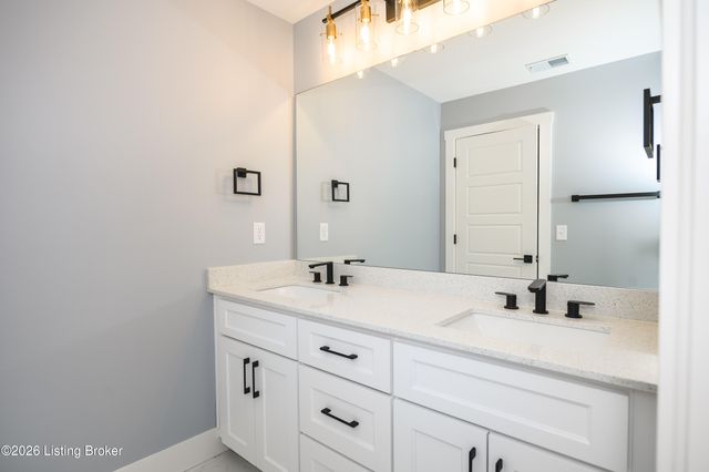 1100 Silvercrest Ln, Louisville, KY 40223
