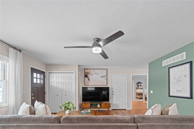 422 Crestview Avenue, Akron, OH 44320