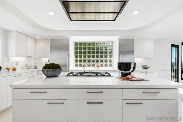 7215 El Fuerte St, Carlsbad, CA 92009