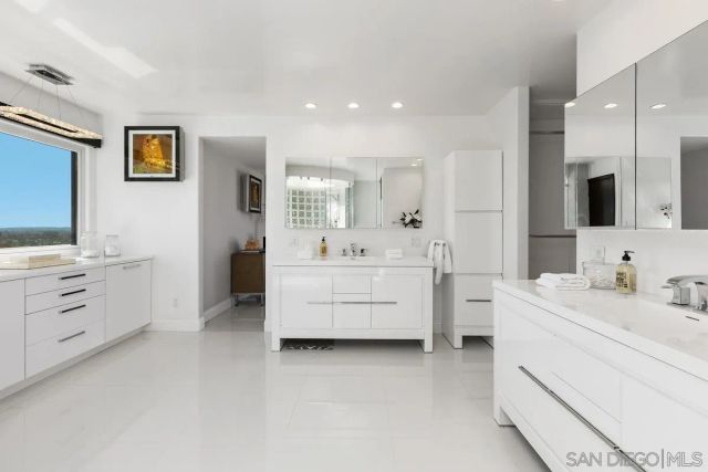 7215 El Fuerte St, Carlsbad, CA 92009