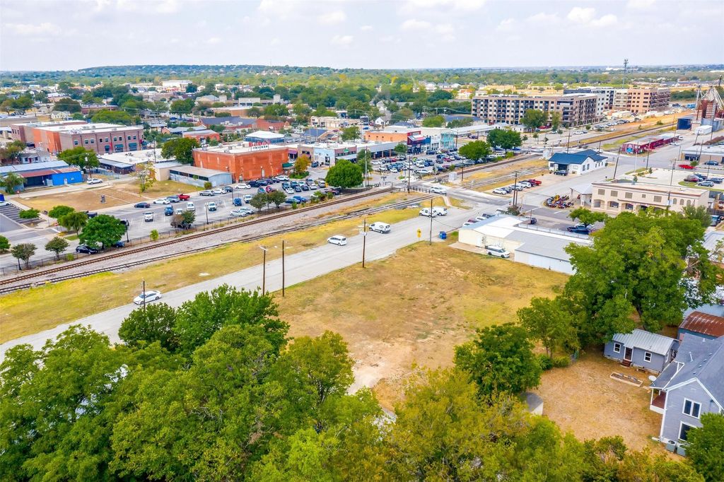 133 Commerce Corner, Burleson, TX 76028 — photo 2