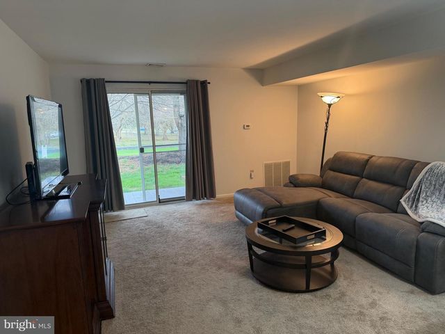 106 PINEWOOD DR, Hamilton, NJ 08690