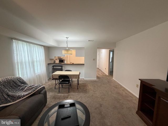 106 PINEWOOD DR, Hamilton, NJ 08690