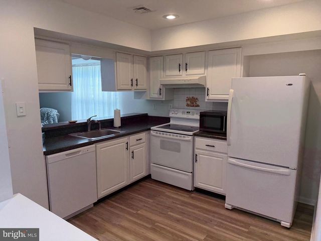 106 PINEWOOD DR, Hamilton, NJ 08690