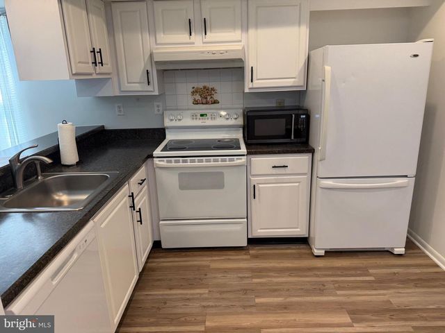 106 PINEWOOD DR, Hamilton, NJ 08690