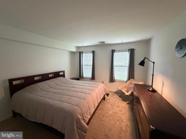 106 PINEWOOD DR, Hamilton, NJ 08690