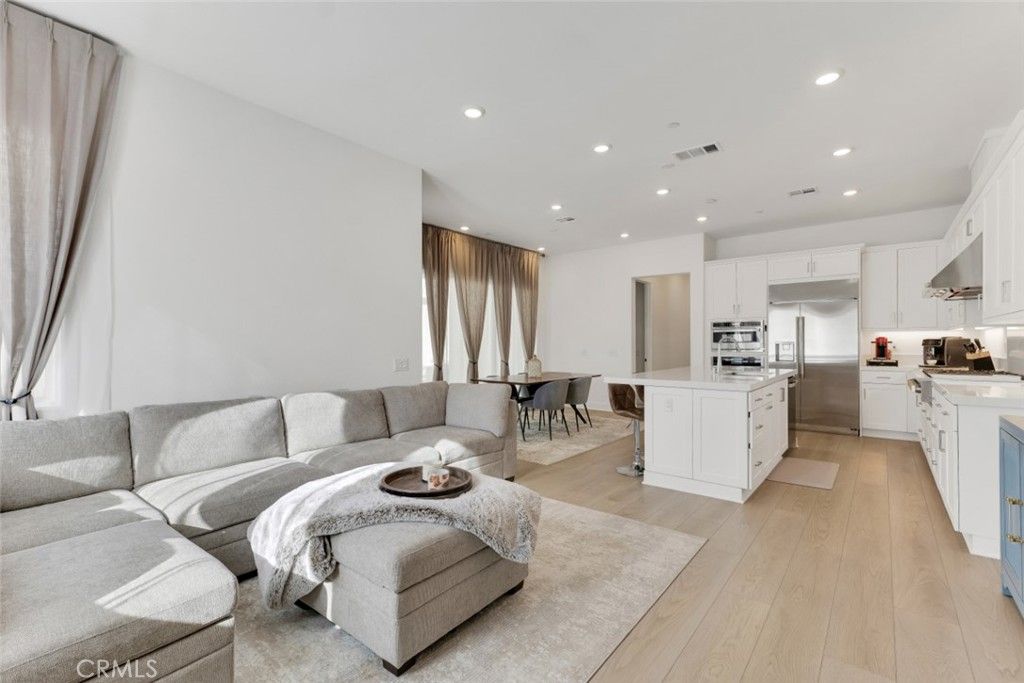 Image 8 of property listing at 26712 Afton Lane, Valencia, CA 91381