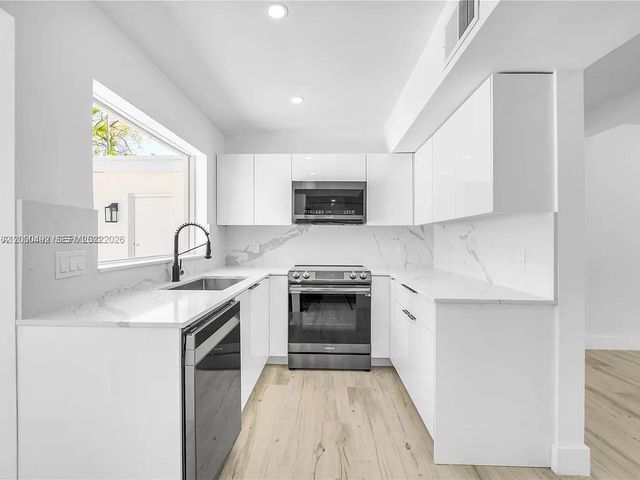 1905 Alamanda Dr, North Miami, FL 33181