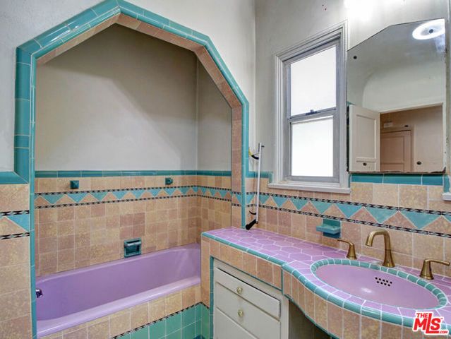 1549 S Point View Street, Los Angeles, CA 90035