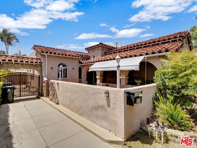 1549 S Point View Street, Los Angeles, CA 90035