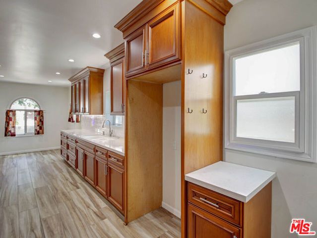 1549 S Point View Street, Los Angeles, CA 90035