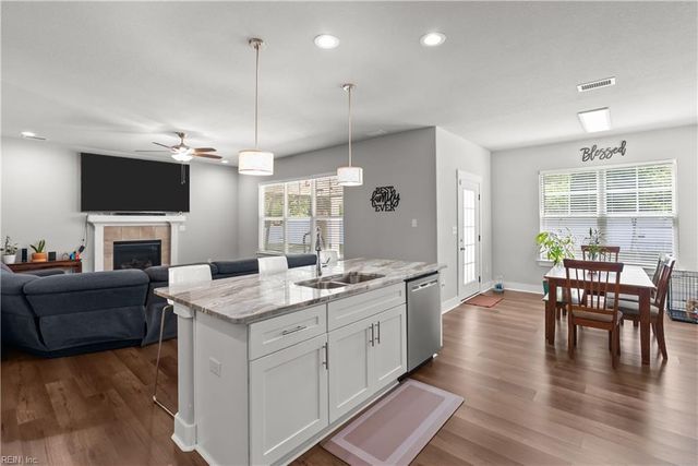 200 Heron Bay LN, Chesapeake, VA 23323