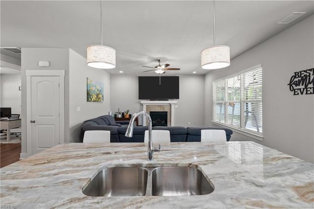 200 Heron Bay LN, Chesapeake, VA 23323