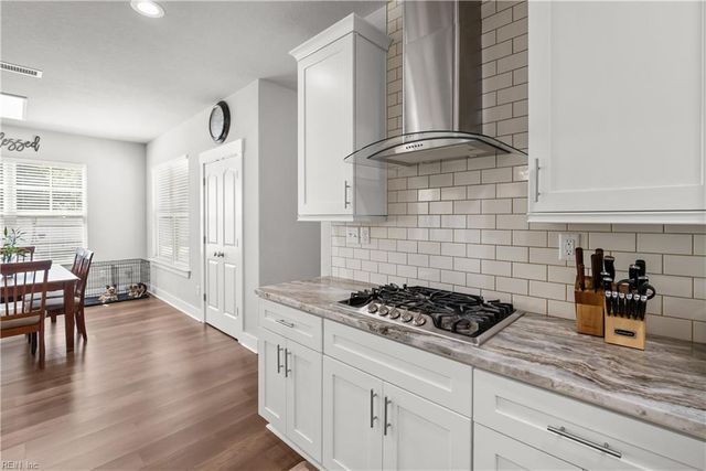 200 Heron Bay LN, Chesapeake, VA 23323