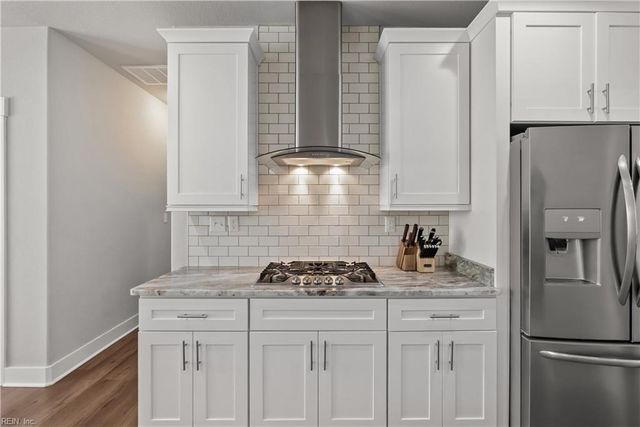 200 Heron Bay LN, Chesapeake, VA 23323
