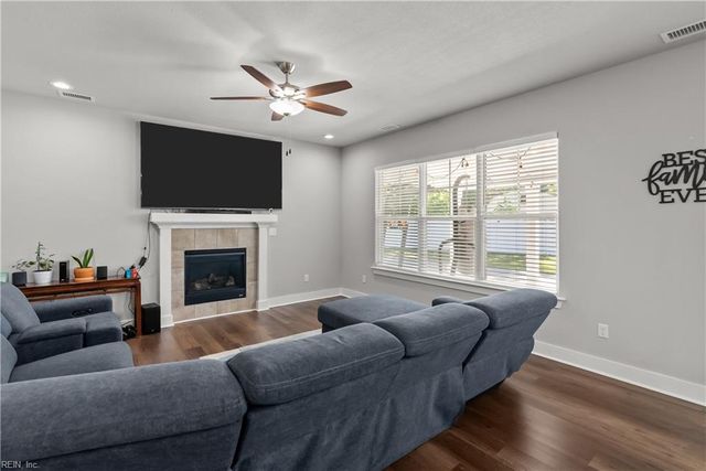 200 Heron Bay LN, Chesapeake, VA 23323
