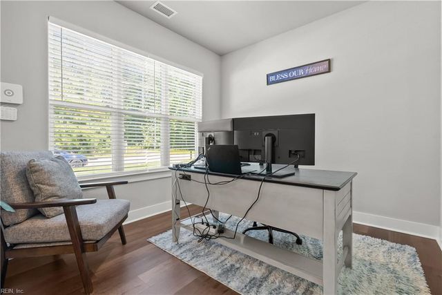 200 Heron Bay LN, Chesapeake, VA 23323