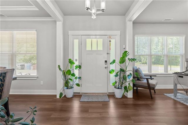200 Heron Bay LN, Chesapeake, VA 23323
