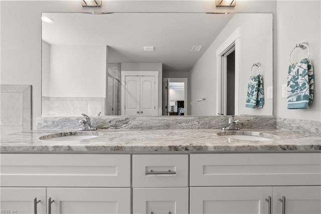 200 Heron Bay LN, Chesapeake, VA 23323