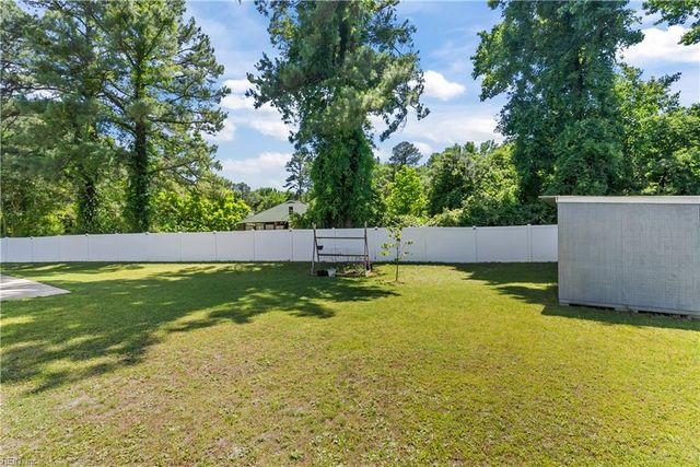 200 Heron Bay LN, Chesapeake, VA 23323