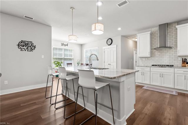 200 Heron Bay LN, Chesapeake, VA 23323