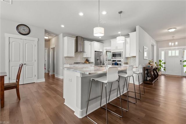 200 Heron Bay LN, Chesapeake, VA 23323