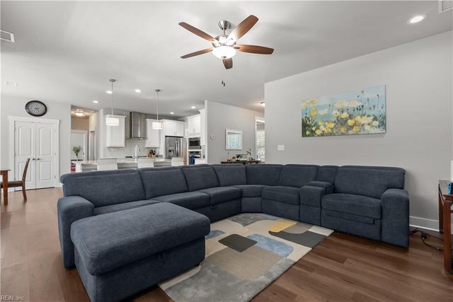 200 Heron Bay LN, Chesapeake, VA 23323