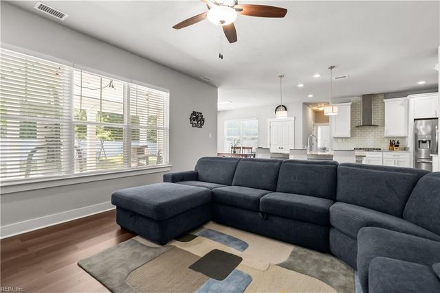200 Heron Bay LN, Chesapeake, VA 23323
