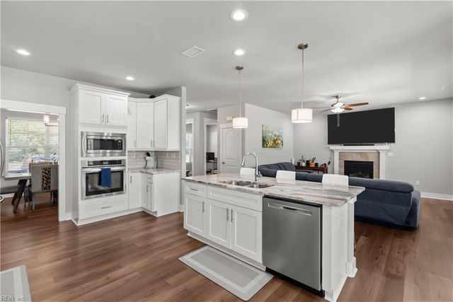 200 Heron Bay LN, Chesapeake, VA 23323