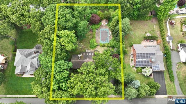 9 Lyncrest Drive, Paramus, NJ 07652