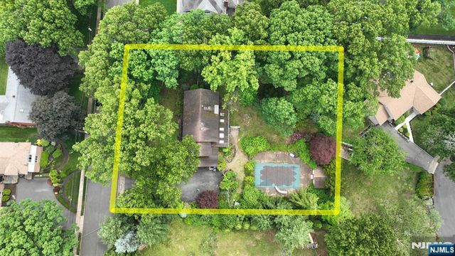 9 Lyncrest Drive, Paramus, NJ 07652