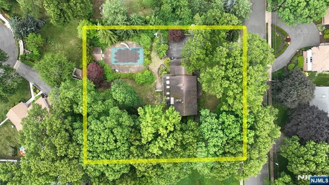 9 Lyncrest Drive, Paramus, NJ 07652