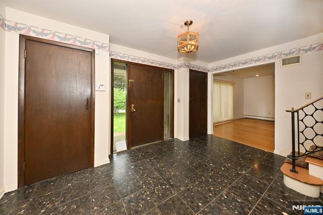 9 Lyncrest Drive, Paramus, NJ 07652