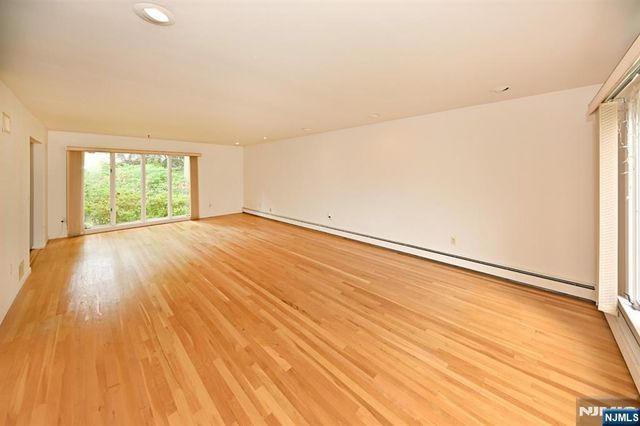 9 Lyncrest Drive, Paramus, NJ 07652