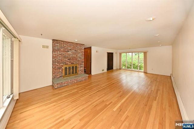 9 Lyncrest Drive, Paramus, NJ 07652