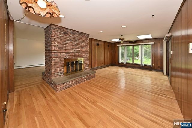 9 Lyncrest Drive, Paramus, NJ 07652