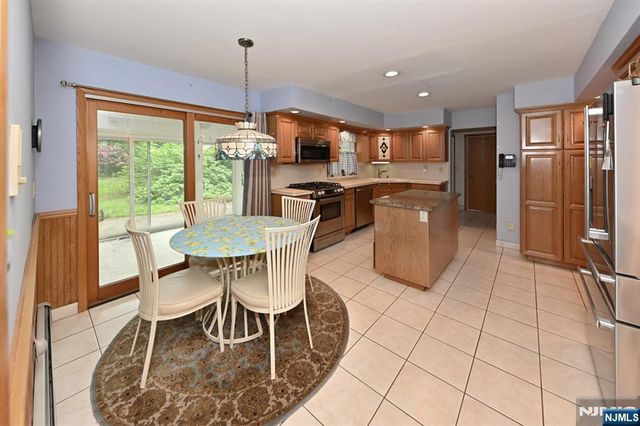 9 Lyncrest Drive, Paramus, NJ 07652