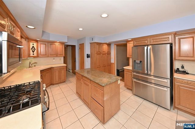 9 Lyncrest Drive, Paramus, NJ 07652