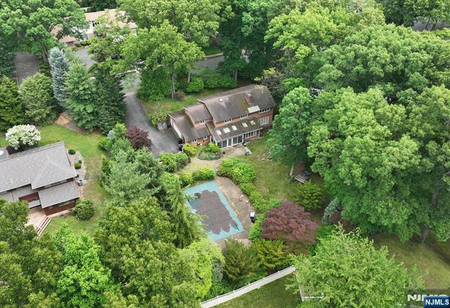 9 Lyncrest Drive, Paramus, NJ 07652