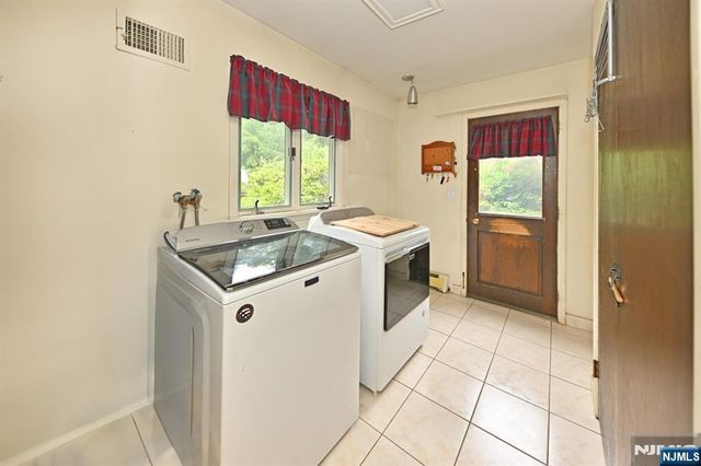 9 Lyncrest Drive, Paramus, NJ 07652
