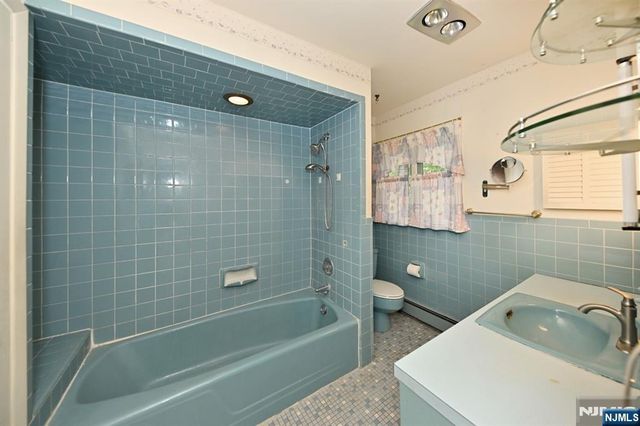 9 Lyncrest Drive, Paramus, NJ 07652